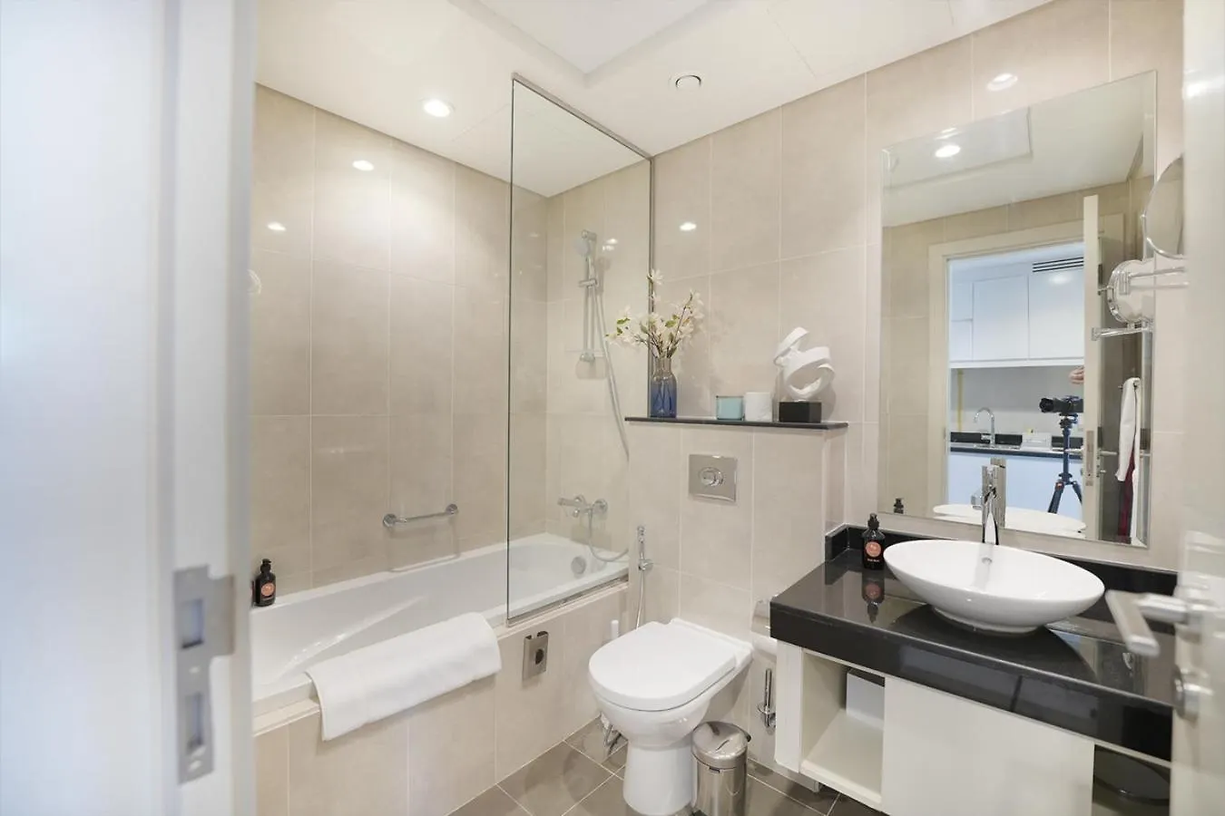Easygo- Stylish Stu In Damac Hills Artesiad Apartment Dubai